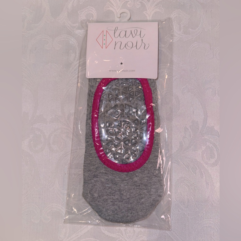 Tavi Noir barre pilate socks - 
Chey Stone With Magenta Trim Medium Brand New